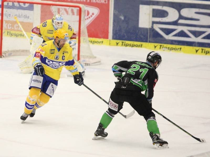 Extraligoví hokejisté Zlína (ve žlutém) vyzvali v rámci 17. kola Mladou Boleslav. Na snímku Marušák