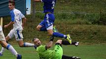 Divizní fotbalisté Slavičína (v modrém) ve 3: kole skupiny E doma přetlačili favorita z Přerova a porazili jej s novým trenérem na lavičce 1:0.