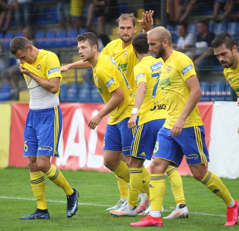 Fotbalisté Fastavu Zlín (žluté dresy) proti Slovácku