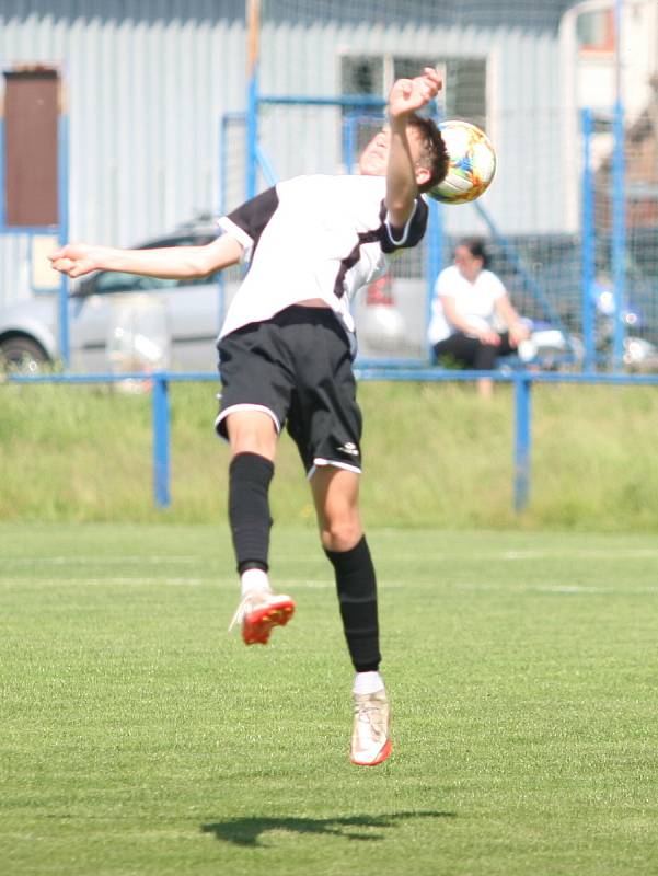 Fotbalisté Vizovic (v bílém) zaskočili v nedělním 24. kole domácí rezervu Fryštáku, kterou porazili 3:1.