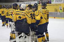 Dorostenci hokejového Zlína (žluté dresy) v sobotu odpoledne na domácím ledě porazili hradecký Mountfield 4:2.