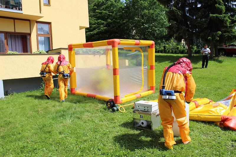 Záchranáři přijíždějí pro pacientku s virem Ebola a transportují do nemocnice Na Bulovce. Zde funguje jediné civilní pracoviště na superspecializované případy infekčních nemocí v České republice. V rámci konference Medicína katastrof si hasiči města Zlína