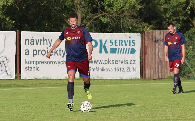 Fotbalisté Štípy (v tmavých dresech) porazili Hvozdnou jednoznačně 5:0.