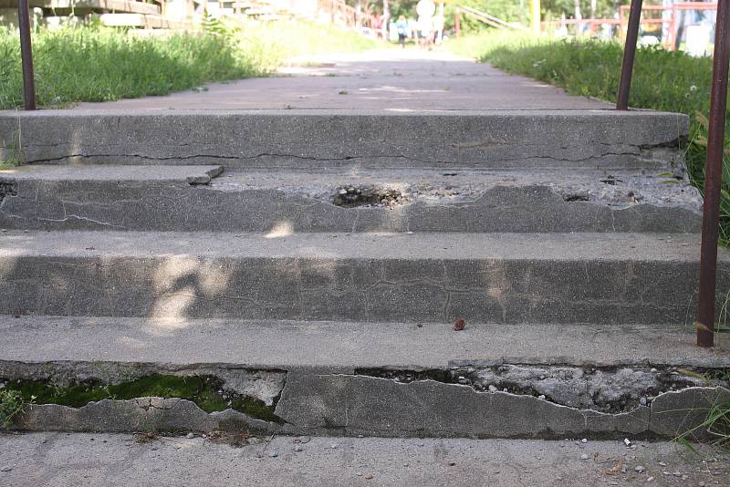 V ulici Jiráskova v Otrokovicích staví město cyklostezku.