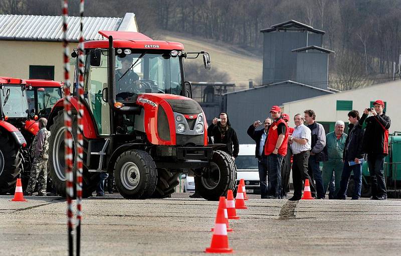 V zemědělském areálu v Biskupicích se ve čtvrtek 31. března sešli milovníci traktorů Zetor, kteří oslavili 65. výročí založení této značky.
