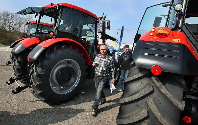 V zemědělském areálu v Biskupicích se ve čtvrtek 31. března sešli milovníci traktorů Zetor, kteří oslavili 65. výročí založení této značky.