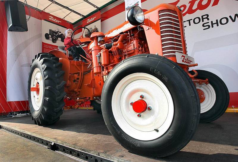 V zemědělském areálu v Biskupicích se ve čtvrtek 31. března sešli milovníci traktorů Zetor, kteří oslavili 65. výročí založení této značky.