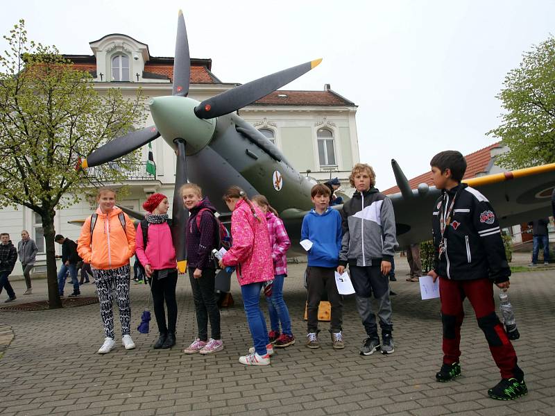 Letadlo Spitfire na náměstí ve Valašských Kloboukách.