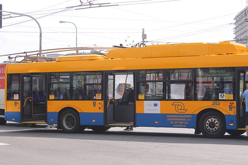 V centru Zlína se srazil trolejbus s cestujícími a nákladní vozidlo.