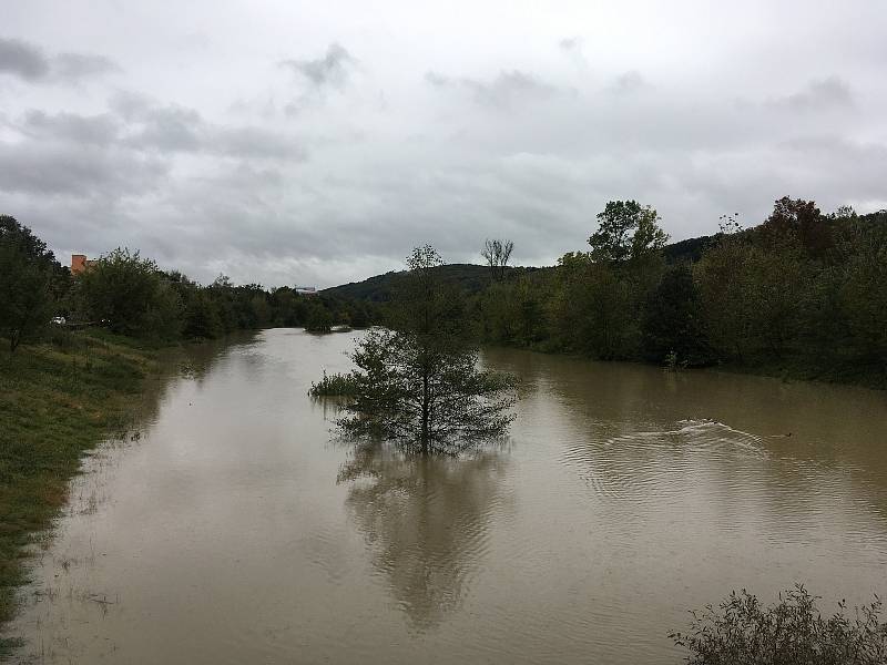 Vytrvalý déšť ve Zlínském kraji zaplavil cesty, zvedl hladiny řek. Řeka Morava Otrokovice.