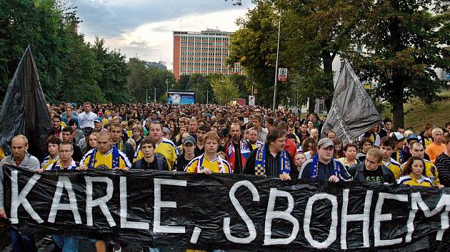 Celý hokejový svět před pěti lety 7. září 2011 šokovala zpráva o neštěstí, při kterém se krátce po vzletu z letiště Tunošna u Jaroslavle zřítil letoun Jak-42. Zahynulo 44 lidí, včetně tří českých hokejistů.