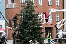 Strojení vánočního stromu na náměstí ve Zlíně.  