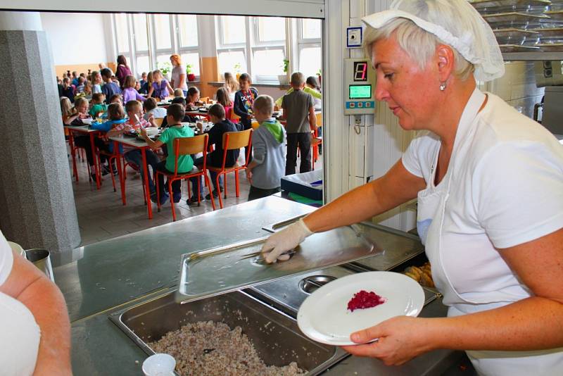 Ve školní jídelně Základní školy Mánesova Otrokovice ochutnávali ve středu 9. září 2015 oběd, který uvařily tamní kuchařky: vyhrály s ním v letošní celorepublikové soutěži O nejlepší školní oběd. Pozváni na něj byli i zástupci města Otrokovice.