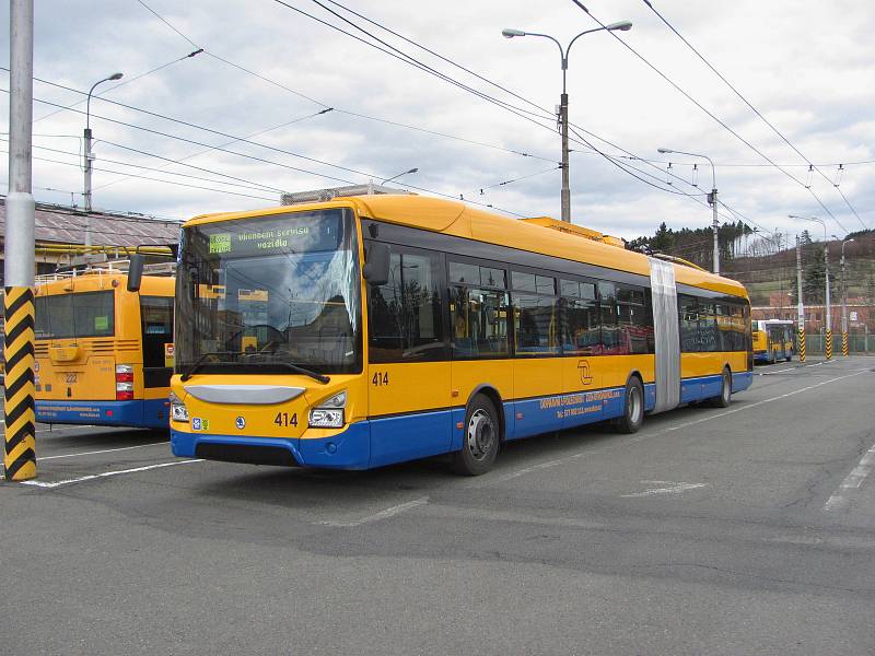 Nový bateriový článkový trolejbus Škoda 35 Tr vyjel poprvé s cestujícími.