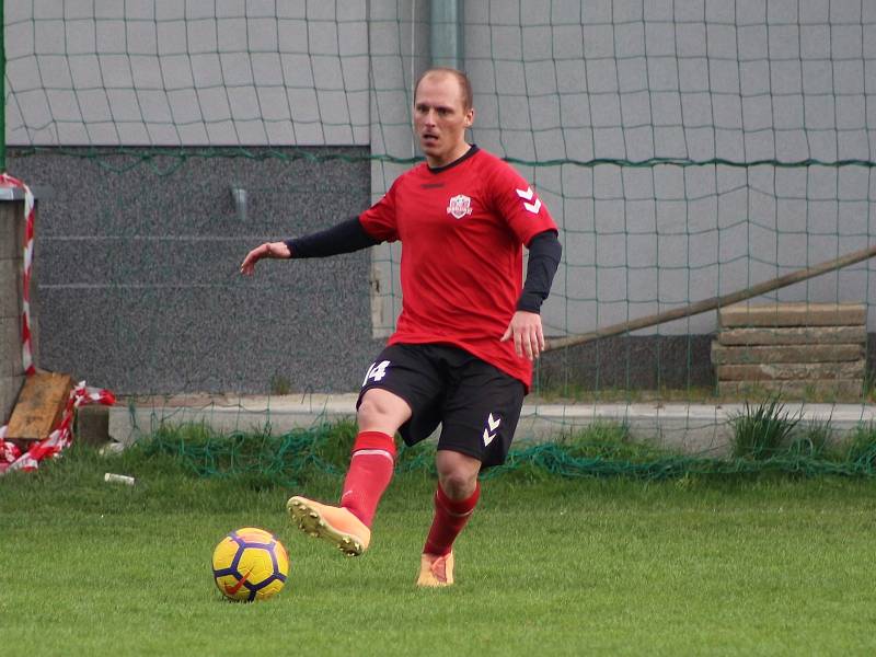 Fotbalisté Příluk (v červeném) dál pokračují v jarní spanilé jízdě, o víkendu doma porazili Prlov 3:0. Foto: archiv FK Příluky