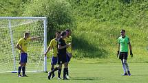 Fotbalisté Luhačovic (ve žlutém) ve druhém zápase krajského přeboru doma porazili Brumov 2:0.