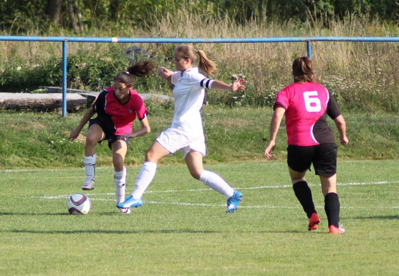 Krajský přebor žen: Lužkovice - Holešovské holky 2:5. 