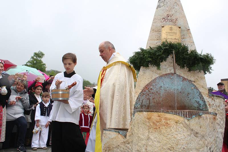 Žehnání pramenům. „Jde o děkovnou modlitbu, že v tomto kraji, našem městě i farnosti jsou léčivé prameny,“ vysvětlil farář Hubert Wojcik.