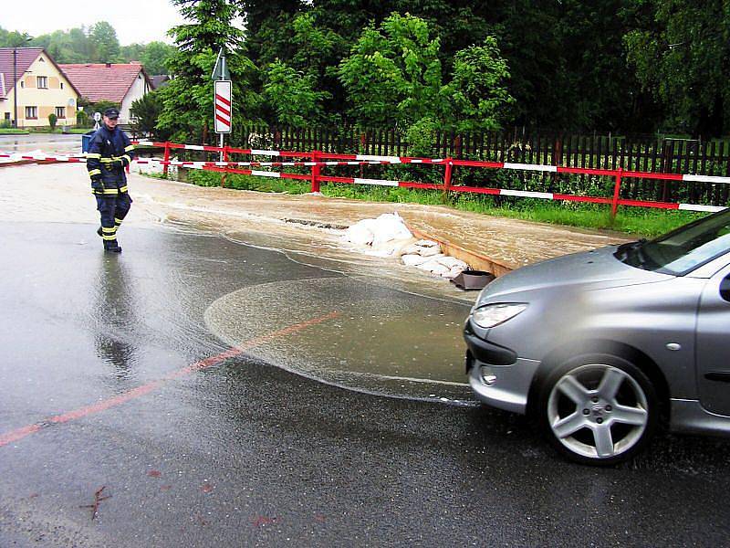 Branky: Voda se vyvalila na cestu kolem 7.30 ráno a auta mohou projíždět se zvýšenou opatrností.