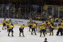 Hokejisté Zlína (žlutomodré dresy) v pondělí absolvovali šesté finále Chance ligy.