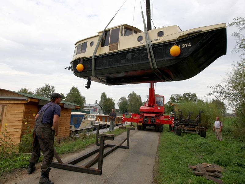 Vypouštění jezu na řece Moravě u obce Spytihněv. Stěhování lodí z přístaviště.
