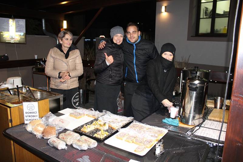 V Tlumačově rozsvítili vánoční stromek. Předtím si užili adventní jarmark