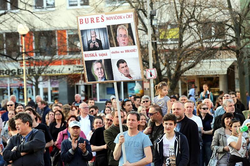 Demostrace proti vládě A. Babiše na náměstí Míru ve Zlíně.