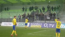 Fotbalisté Zlína (ve žlutých dresech) prohráli na hřišti předposlední Karviné 0:2