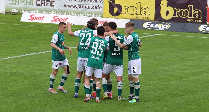 Fotbalisté Zlína (žluté dresy) se s letošní sezonou FORTUNA:LIGY rozloučili domácím zápasem s Jabloncem.