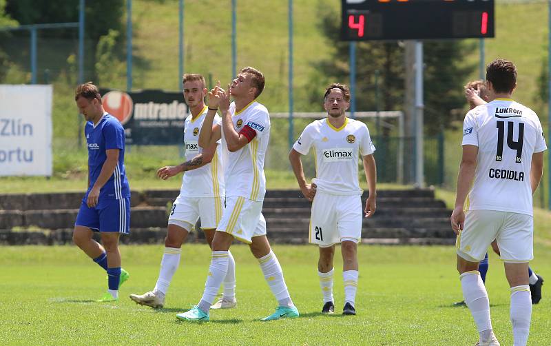 Fotbalisté Zlína (bílé dresy) v úvodním letním přípravném zápase přehráli třetiligový Uničov 5:1.