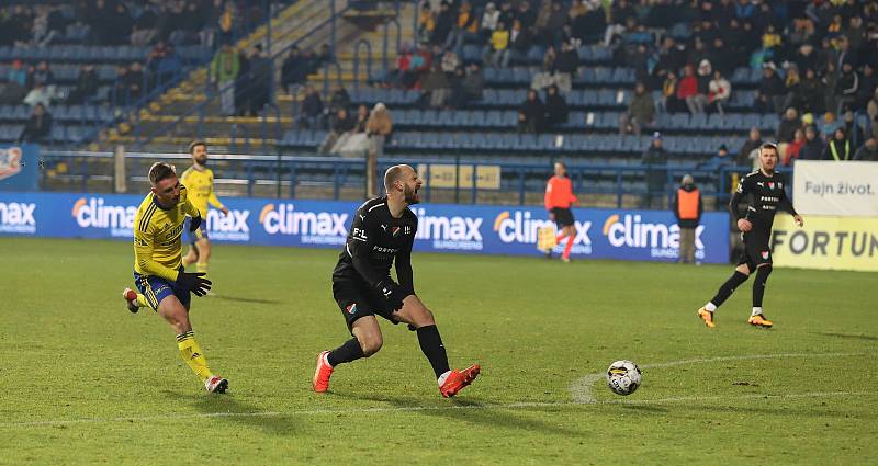 Fotbalisté Zlína (žluté dresy) v úvodním jarním zápase remizovali s Baníkem Ostrava.