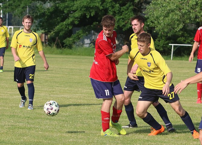 Fotbalisté Újezdu (ve žlutých dresech). Ilustrační foto.