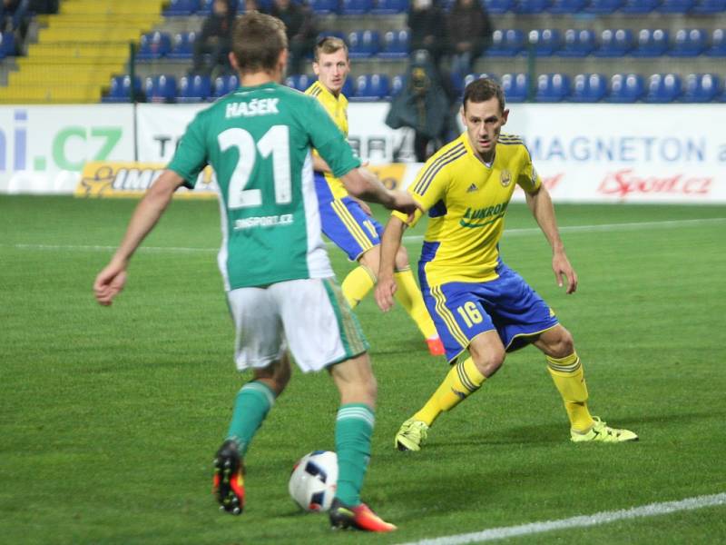 Prvoligoví fotbalisté Fastavu Zlín (ve žlutém) v pátečním 11. kole doma změřili síly s pražskými Bohemians 1905. Na snímku Matějov 