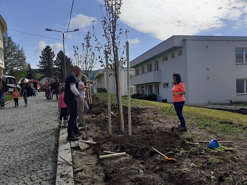 Sázení stromů v Luhačovicích, 15. května 2021