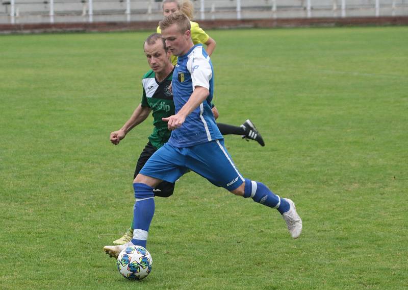 Slušovičtí fotbalisté (modré dresy) doma porazili Velké Karlovice 1:0.