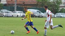 Fotbalisté Luhačovic (ve žlutých dresech) zvítězili na hřišti Sokola Veselá 4:3.