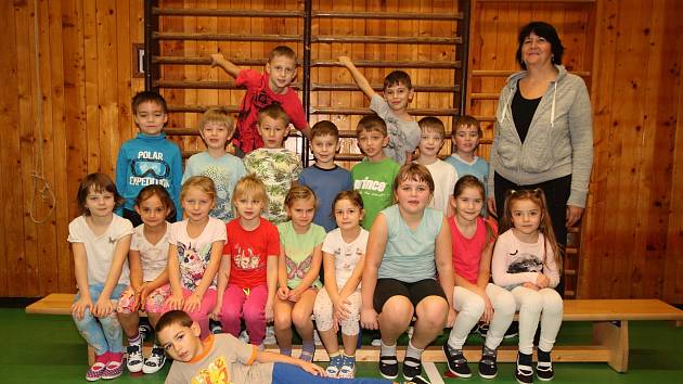 Třída 1.A Základní školy Vizovice s třídní učitelkou Lenkou Hrachovou.