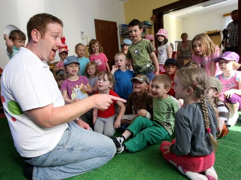 Steve Watts vyučuje angličtinu v mateřské školce Slovenská ve Zlíně.