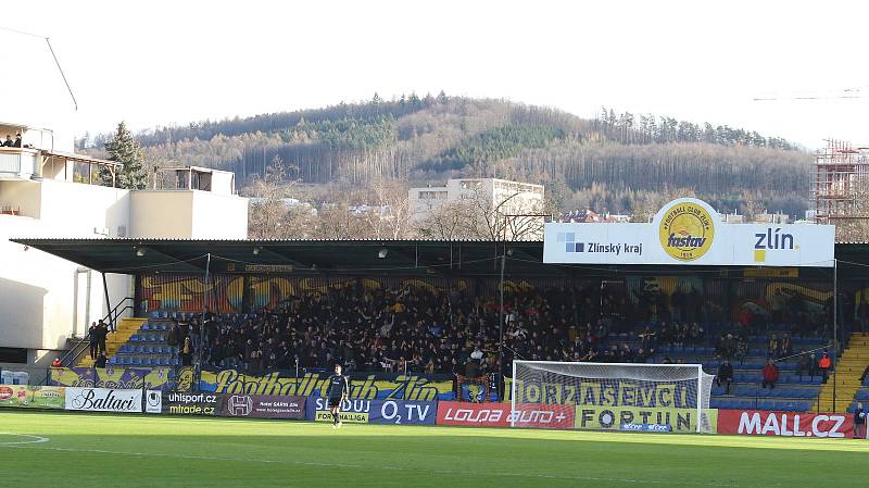 Fotbalisté Zlína (žluté dresy) ve 22. kole první ligy porazili Slovácko 1:0. Regionální derby rozhodl v 82. minutě obránce Martin Cedidla.