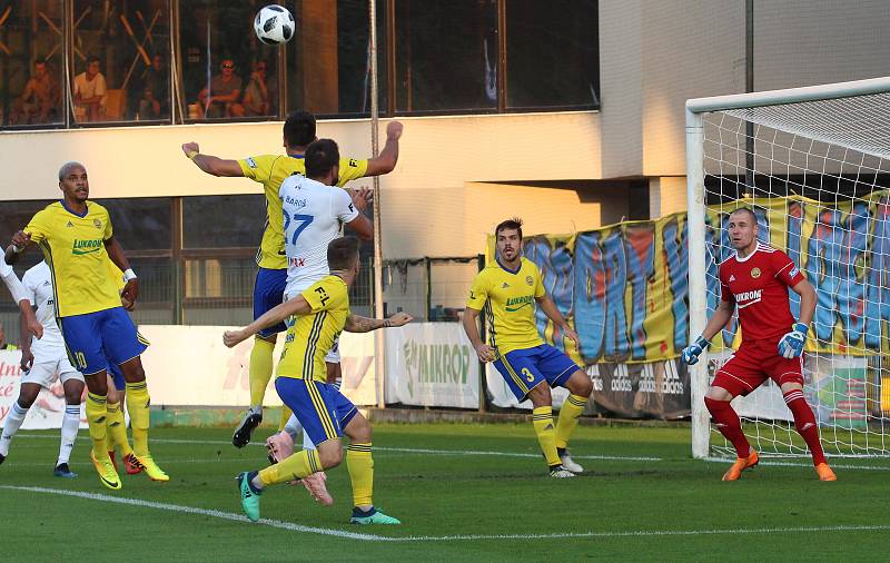 Fotbalisté Zlína (ve žlutých dresech) hostili před vyprodaným hledištěm Baník Ostrava.