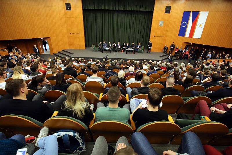 Návštěva vlády České republiky ve Zlínském kraji. Setkání s občany v aule UTB.