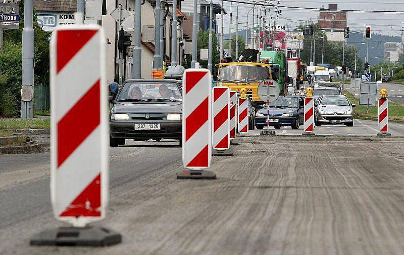 Na hlavní komunikaci, spojující Zlín a Otrokovice, se pracuje. Mezi křižovatkami s ulicemi Šternberská a U Dřevnice v části Louky se připravuje pokládka nového povrchu. 