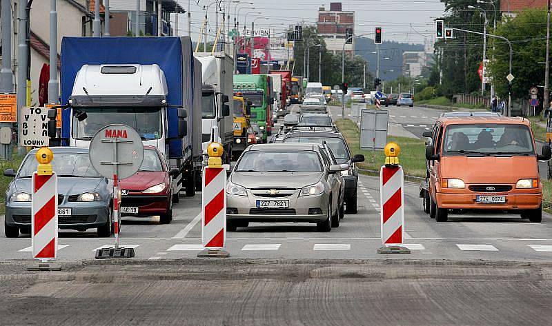 Na hlavní komunikaci, spojující Zlín a Otrokovice, se pracuje. Mezi křižovatkami s ulicemi Šternberská a U Dřevnice v části Louky se připravuje pokládka nového povrchu. 