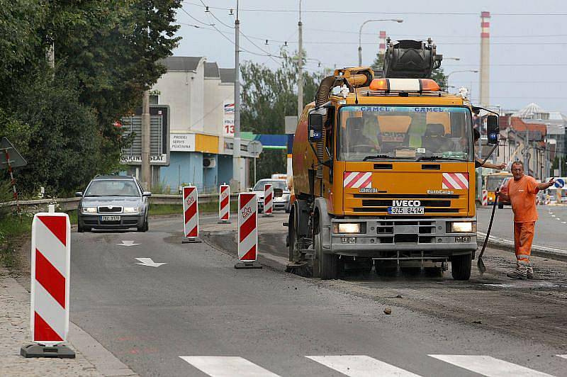 Na hlavní komunikaci, spojující Zlín a Otrokovice, se pracuje. Mezi křižovatkami s ulicemi Šternberská a U Dřevnice v části Louky se připravuje pokládka nového povrchu. 