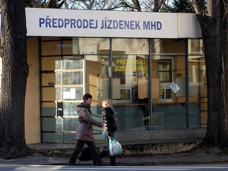 Budova předprodeje jízdenek MHD na ulici Školní ve Zlíně.