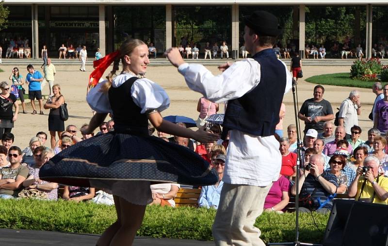 Dny slovenské kultury v Luhačovicích.  Na snímku soubor Družba z Trenčína na Lázeňském náměstí.