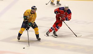 Stanislav Sadovikov (žlutý dres) v letošní sezoně absolvoval jen pět utkání Chance ligy.