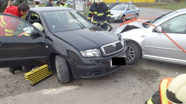 Dopravní nehoda dvou osobních vozidel na křižovatce hlavních cest z obce Lípa směrem na Slušovice.