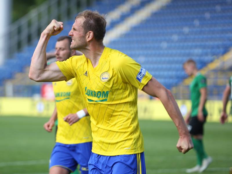 Fotbalisté Fastavu Zlín (ve žlutém) v důležitém zápase bojů o záchranu ve 28. kole v sobotu hostili poslední Příbram. Na snímku radost zlínského Tomáše Poznara z proměňěného pokutového kopu...