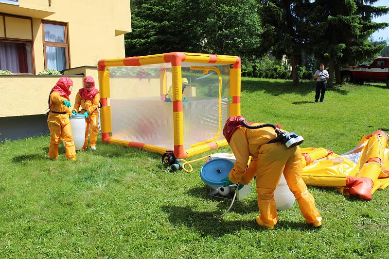 Záchranáři přijíždějí pro pacientku s virem Ebola a transportují do nemocnice Na Bulovce. Zde funguje jediné civilní pracoviště na superspecializované případy infekčních nemocí v České republice. V rámci konference Medicína katastrof si hasiči města Zlína